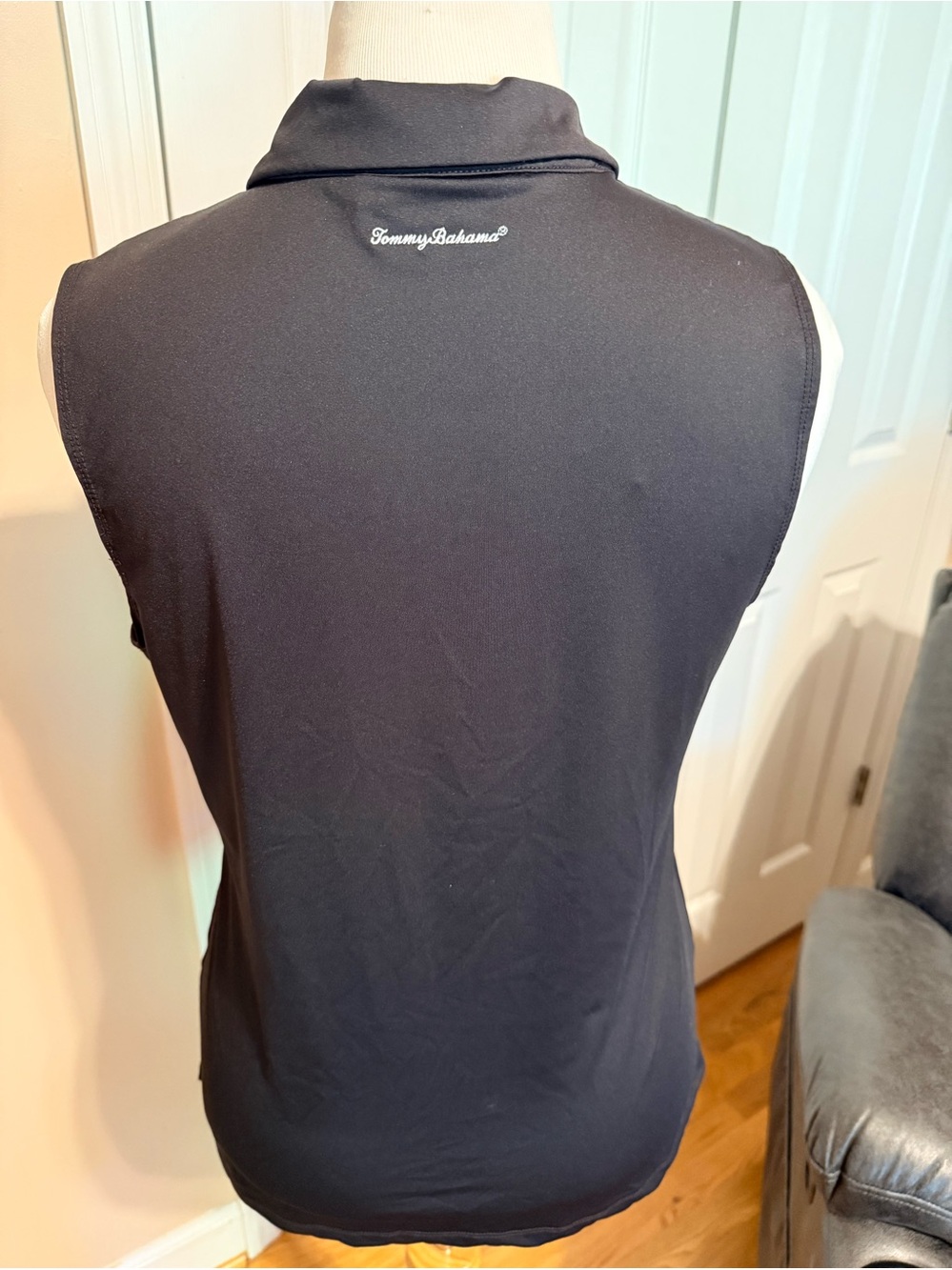 Tommy Bahama Women’s Golf Sleeveless Top - Picture 2 of 3